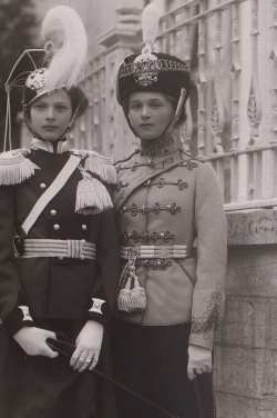 c9x13nczstyj: teatimeatwinterpalace: Grand Duchesses Olga and Tatiana in the uniforms of their regiments, 1911. The 3rd Elizavetgradsky Hussars for Olga and the 8th Voznesensky Uhlan for Tatiana. {x} i always knew tatiana was me 