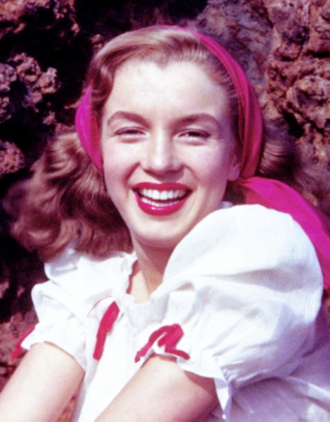 veronicas-sawyers:  Marilyn Monroe at age 19, 1945.