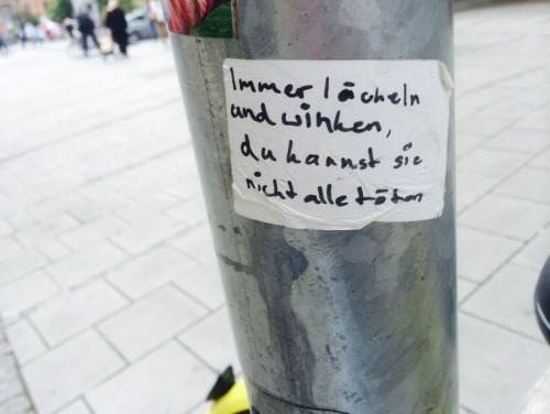 neue-welt:  Immer lächeln und winken, du kannst sie nicht alle töten.