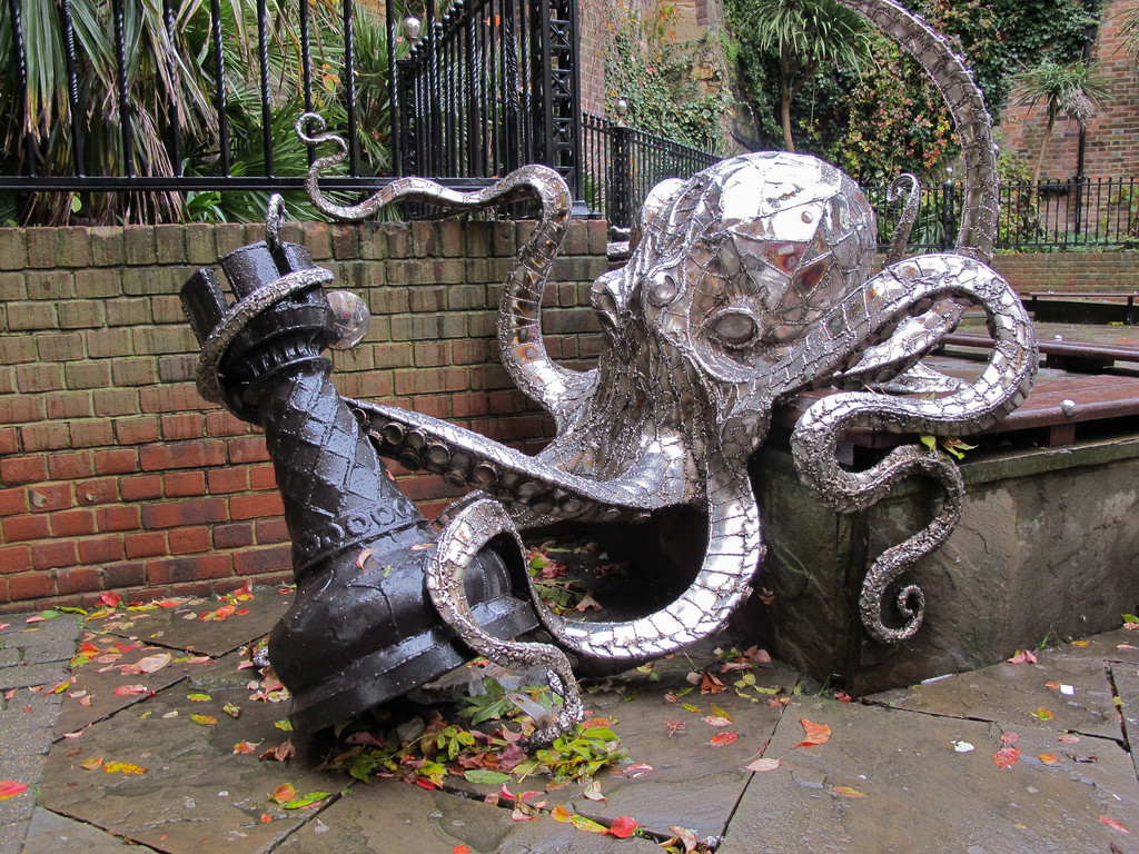 steampunktendencies:  Octopus playing chess. Created by Leigh Dyer at the chess square