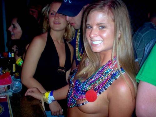 More nip slips and pussy slips pics at http://pussyslip.tumblr.com/