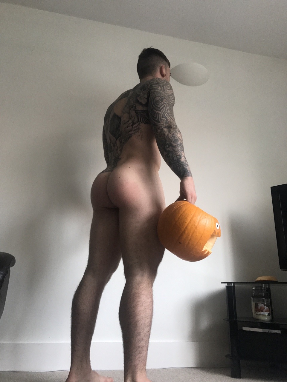mensbuttsandass:Chris Hatton