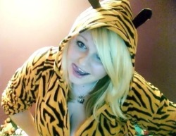 chubby-bunnies:  Hi, I’m Kimberley and I like tiger onesies, Kevin Smith Movies and R2D2.   
