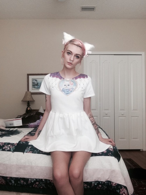 pale-kitten-princess:  New dress from a lovely follower 🌸~