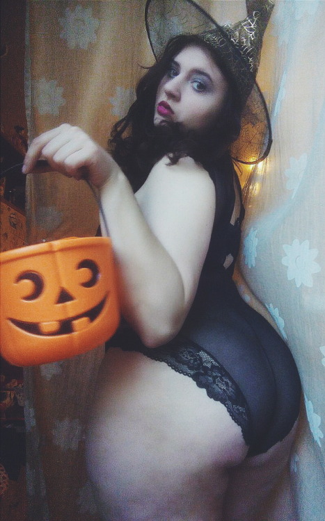 plusness:  ¿Es acaso la novia perfecta?: ilustradora, fotógrafa, cosplayer, ñoña y encima modelo plus. Directamente desde Rusia.En instagram: @donenaya En Tumblr: http://govnanavernisuka.tumblr.com/