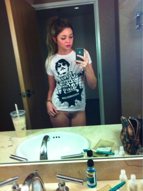 GIRLS GOING BOTTOMLESS