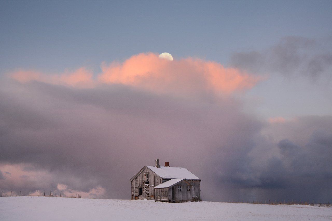 escapekit:  Moments With the Moon Norway-based photographer Bjørg-Elise Tuppen shares