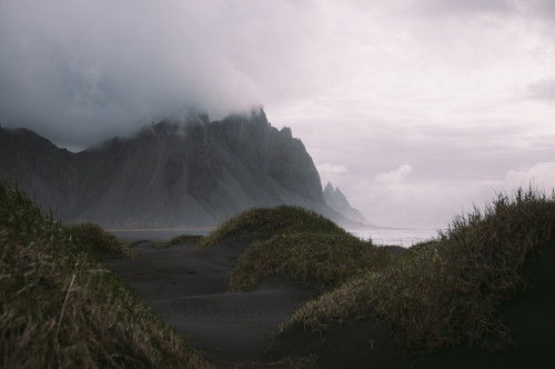 aiiaiiiyo:Sand dunes and Fog on the mountains in Hofn, Iceland (OP) {5239x3475} Check this blog!