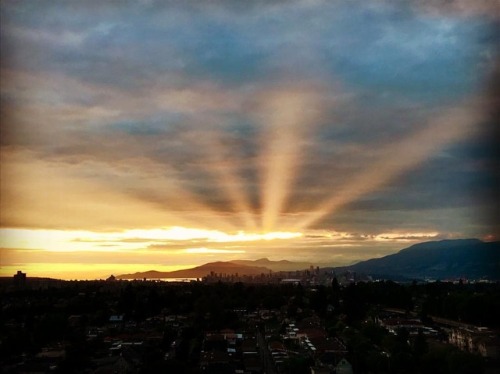 Still can’t get enough of the view. #joycecollingwood #vancouver #skyline #sunset #golden #photograp