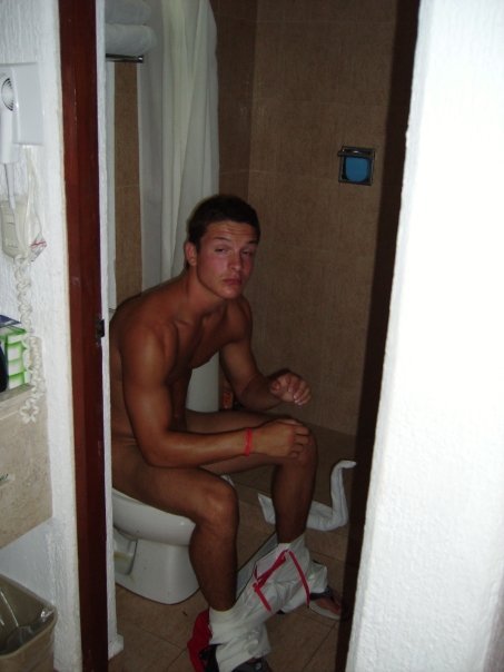 hotcunts:  Now that is a straight guy with confidence