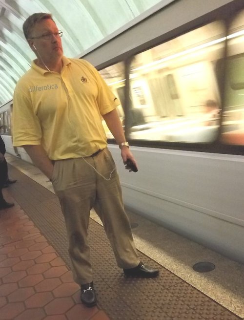 dilferotica:Q: How do you fill an oversize polo shirt? A: With broad shoulders and big, meaty dad pe