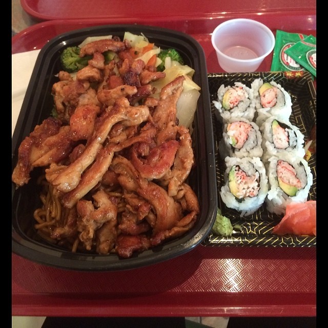 This is what happens when you don&rsquo;t eat the whole day.  (at Sarku Japan