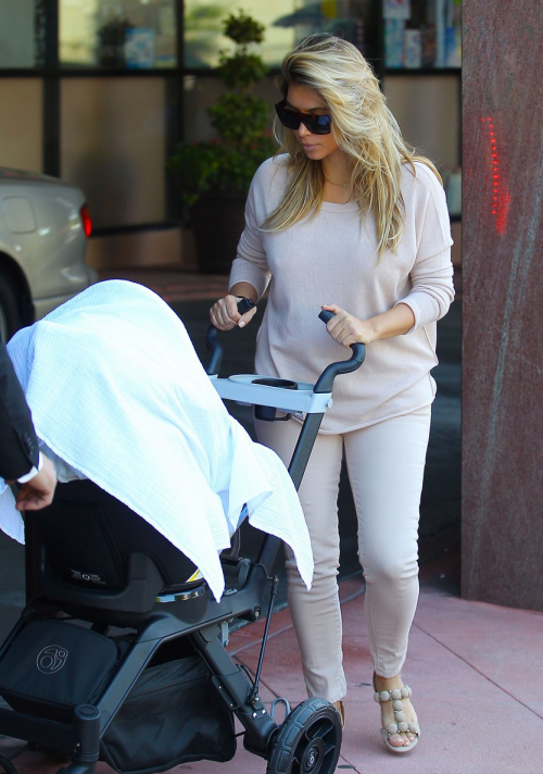 kimkardashianfashionstyle:  October 10, 2013 - Kim and North leaving a doctors office in LA. 
