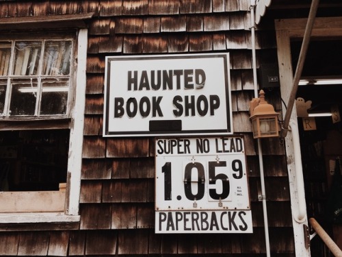 monsterlets:books-of-insanity:Today I got lost in a bookstore made up of five separate buildings@wor