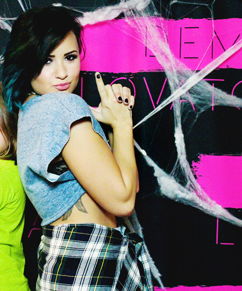 rockonddlovato:  . M&G in louisville, adult photos