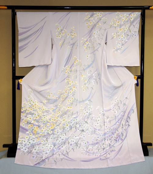 Visiting Dress  "hana omou" by Yumiko SebataShion is a flower that has been popular in Jap