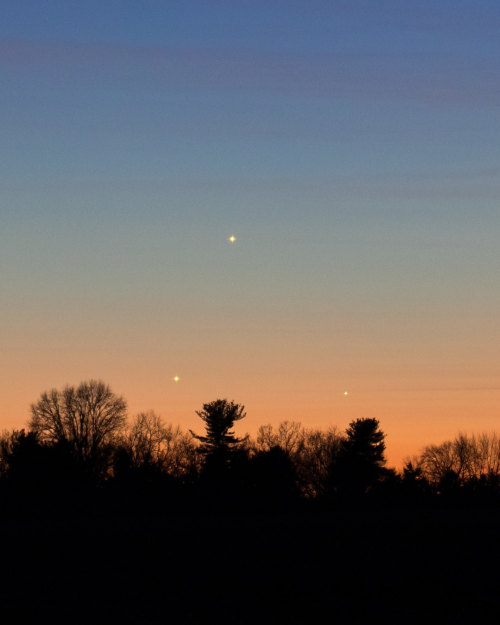 wonders-of-the-cosmos:Wow ~ Jupiter, Saturn and Mercury on January 10, 2021 Credit: Radica