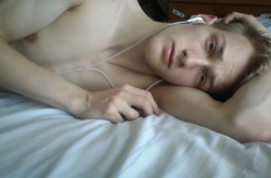 vraul:  Young white twink seeks cuddle buddy