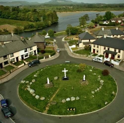 irisharchaeology:Yep, that’s the remains of a prehistoric tomb on a roundabout in a 1940s housing de