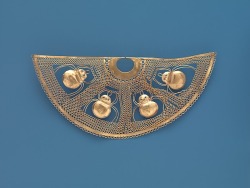 iehudit:nose ornament with spiders salinar culture (peru), c.100 BC - 200 AD, gold