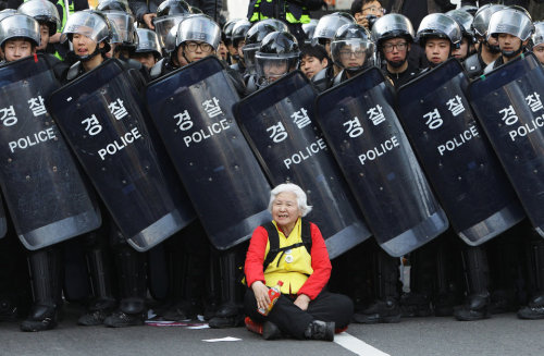 stuffmomnevertoldyou:60 stunning photos of women protesting around the world