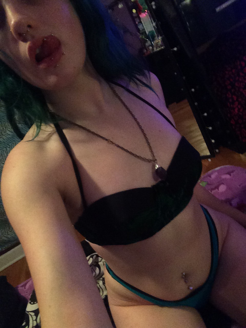 sservasat:  Greasy n missing a lip piercing