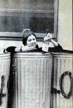 Pristine-Impurity:  Oldschoolcelebrities: Carrie Fisher In The Trash With A Bottle