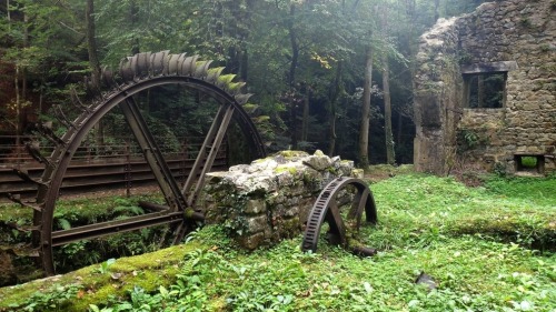 bleachod:  redwhiteandblueliberty:  taktophoto:  Most interesting abandoned places in the world  For some reason I believe these places have portals   While I think they’re haunted… 