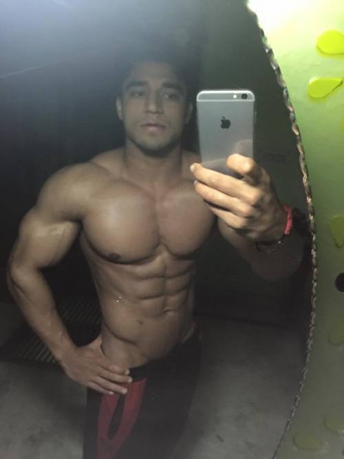 asianhunk-pecs-nips-asses:  Pectease!!