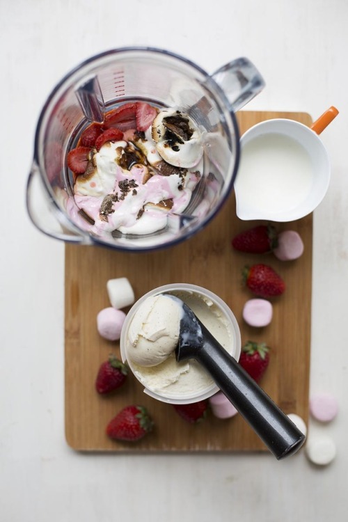 karmapoilce: Roasted Strawberry Marshmallow Milkshakes