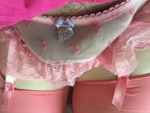 cockinpanties: plikespanties:  Pink!  I’m having a bit of a pink moment…..  Mmmm, pink.