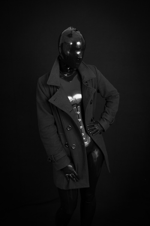 latex-passion:Full suited and overcoat - reflectivedesire.com