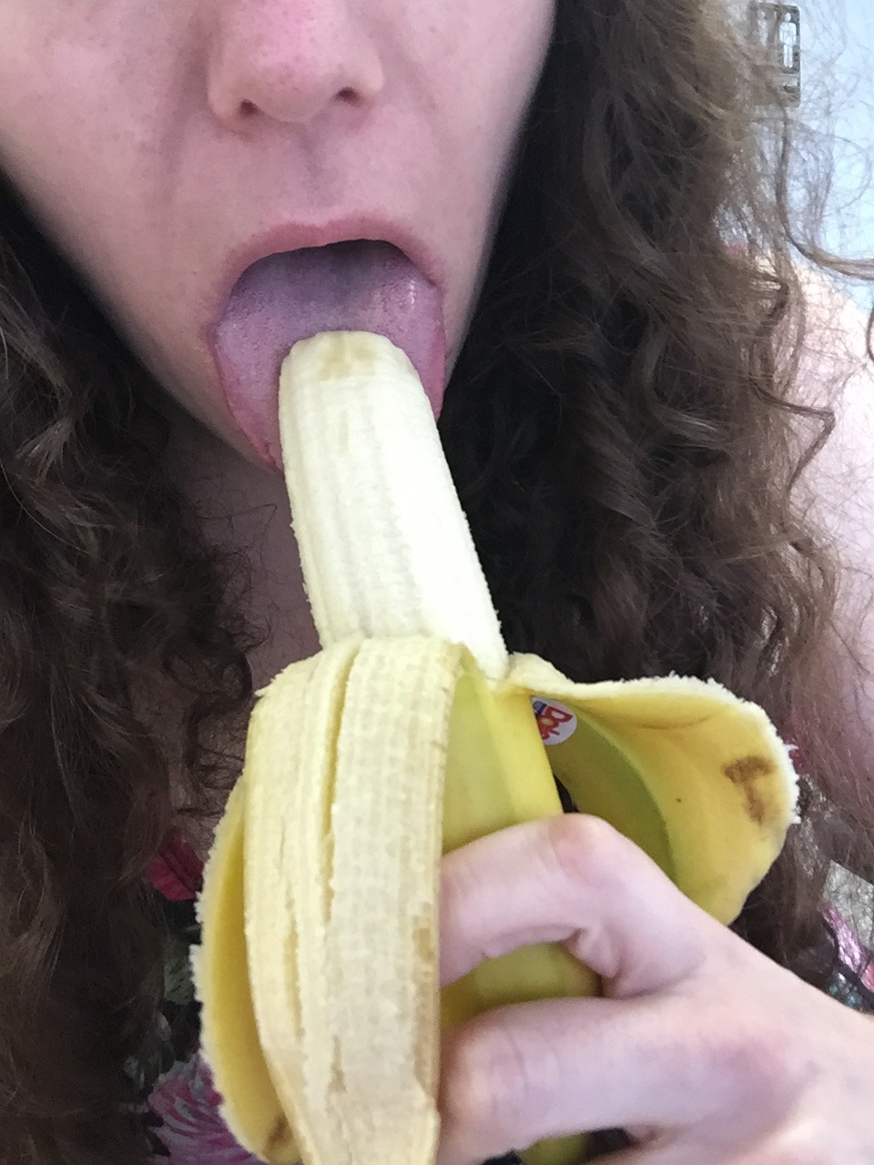 msjigglypuffs:  Sitting at the front desk at work today and having fun with a banana!