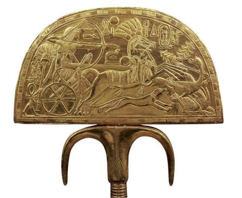grandegyptianmuseum: Ostrich-feather fan from the Tomb of Tutankhamun, wood covered with sheet gold,