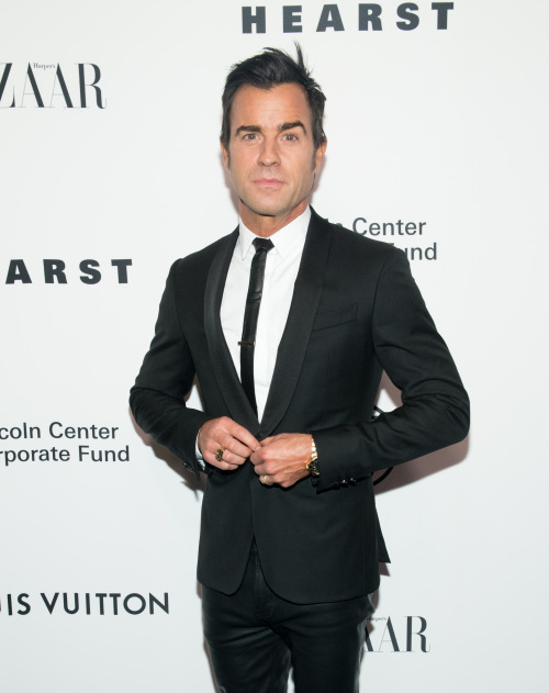 Justin Theroux poses with Nicolas Ghesquiere after the Louis