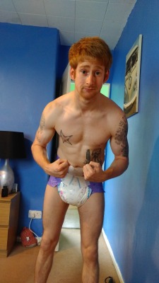 crookedlygreatfury:  Posing   Such a HOT ginger