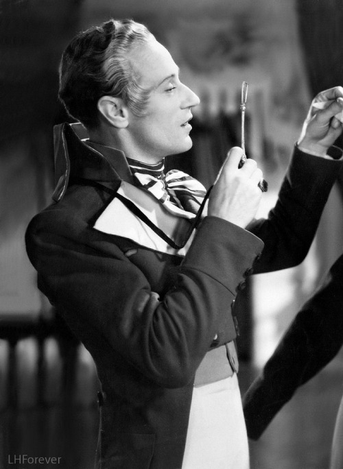 lesliehowardforever:Leslie Howard as Sir Percy Blakeney, The Scarlet Pimpernel, 1934