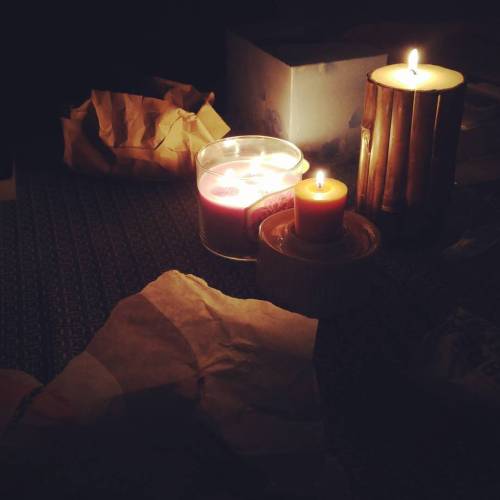 yourroyalpenis:  Having a romantic Taco Bell dinner by candle light because the storm knocked the power out while we were gone. Amazing. I hate summer.