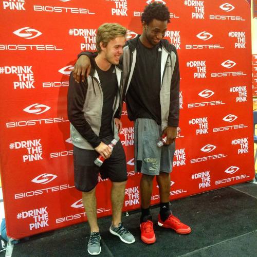kailey153cm:“I must look so small.” - 6'1 Connor McDavid next to 6'8 Andrew Wiggins.