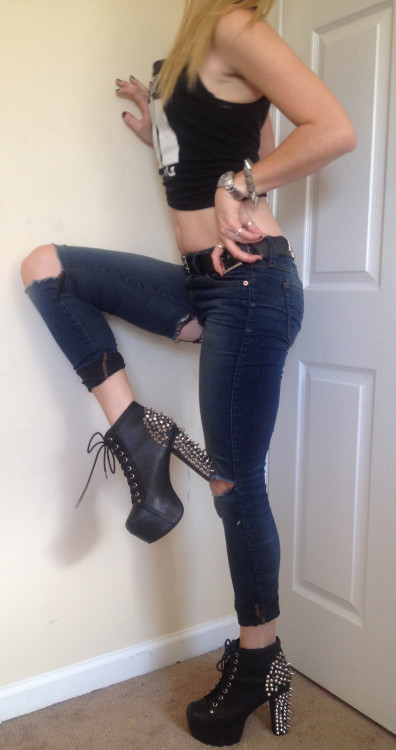 punkrockpornoprincess:  I look hella cute + thong thursday 💕