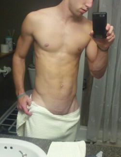 jockzone:  #Naked Sunday It’s about time