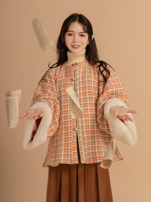 fouryearsofshades:hanfu inspired winter wear by 花朝记The apple pullover is pretty cute. Keep reading