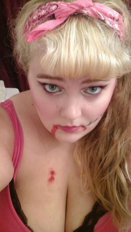 a-god-awful-small-affair:  Even dead pin up girls like feeling special💖