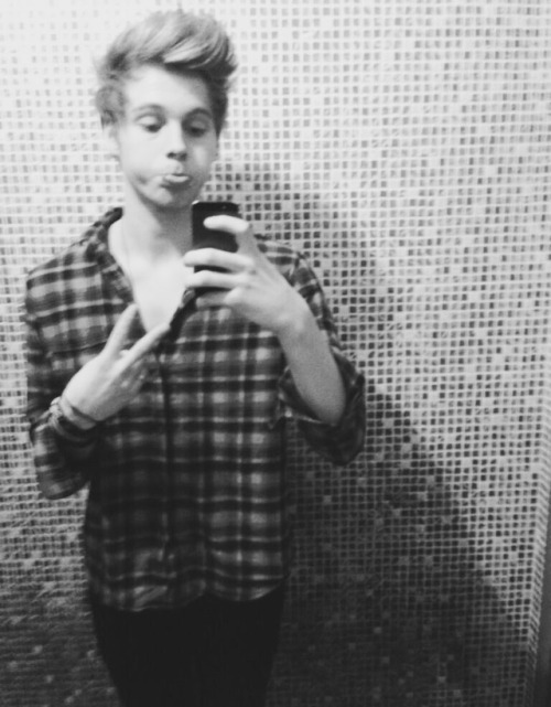 sexycliffconda: Luke + Selfies