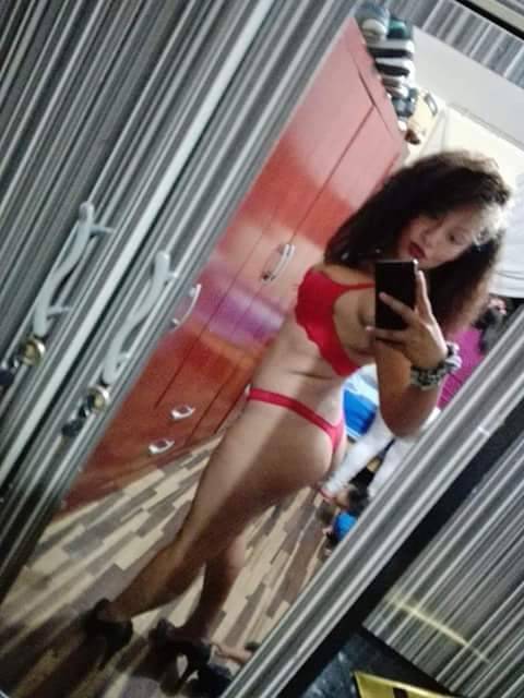 Una morocha que tiene todo bien puesto.