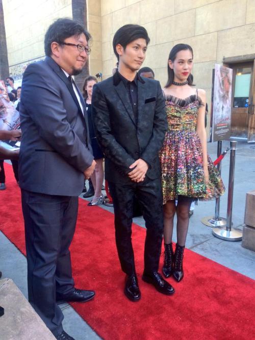 Director Higuchi Shinji, Miura Haruma (Eren), and Mizuhara Kiko (Mikasa) at the world premiere of Shingeki no Kyojin Live Action (Part 1) at the Egyptian Theater in Los Angeles!Happening right now! More images of the atmosphere here.