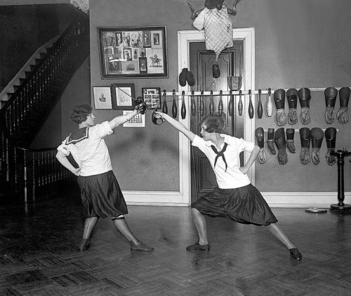 the-history-of-fighting: Old School Fencing Ladies