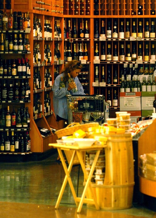 popculturediedin2009:Mary-Kate Olsen buys wine, August 2005