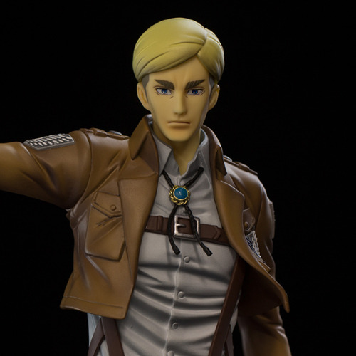 leviskinnyjeans:  Detailed Photos of Sentinel’s Erwin Smith Brave Act Figure The Brave Act Erwin Smith figure stands at 9.6 inches and comes with a cape, an alternate hair piece and face, 3D maneuver gear, two blades, and a weapon holding hand. After