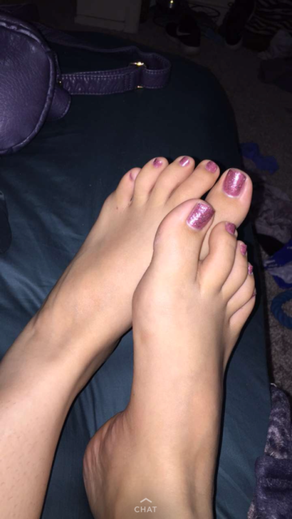 lovcsex:  These toes can’t cum on themselves 🙈